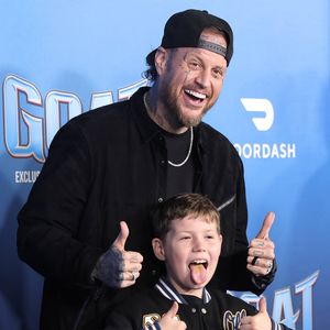 Jelly Roll präsentiert Sohn Noah stolz auf rotem Teppich