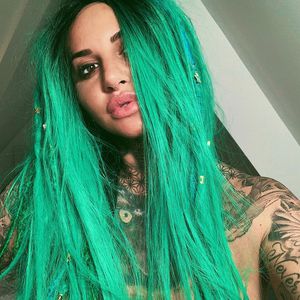 Giftgrüne Rasta-Mähne: Das ist wirklich Jemma Lucy!