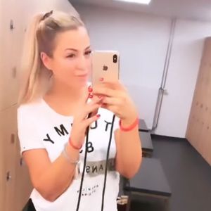 Ganz schön blond: Jenefer Riili strahlt mit neuer Haarfarbe