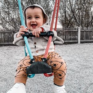 Mama Jenefer Riili stolz: Ihr Sohn Milan kann schon stehen