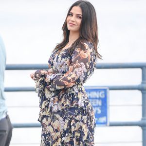Im Blumenkleid: Jenna Dewan trotz Babybauch noch bei TV-Job