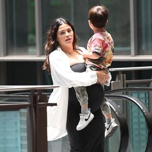 Jenna Dewan nutzt Babybauch als Kindersitz für ihren Sohn