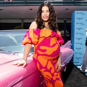 Kurz vor der Geburt: Jenna Dewan strahlt im Knallerkleid