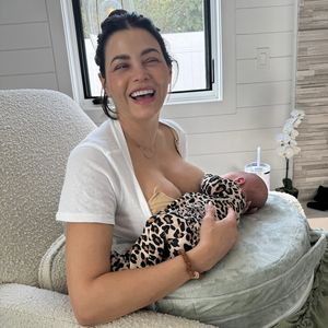 Jenna Dewan zeigt sich beim Stillen von Tochter Rhiannon