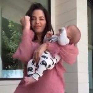 Jenna Dewan tanzt mit ihrem Baby Callum auf der Terrasse