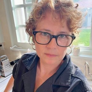 Jenna Fischer zeigt stolz ihre Locken nach der Chemotherapie