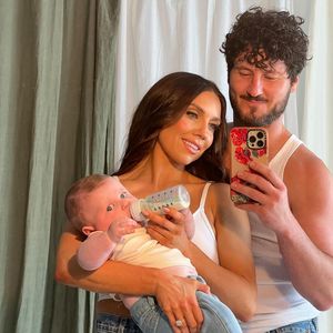 Erstes Weihnachten: Jenna Johnson und Val posieren mit Sohn