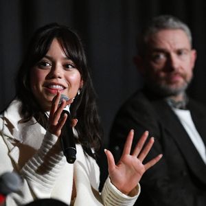 Jenna Ortega verteidigt umstrittene Szene mit Martin Freeman