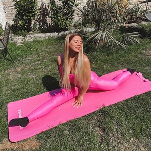 Knallpinkes Sport-Outfit: Jenny Frankhauser turnt im Garten!