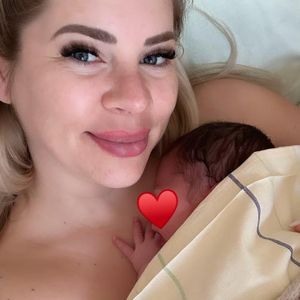Kurz nach Geburt: Jenny Frankhauser teilt Pic mit ihrem Baby