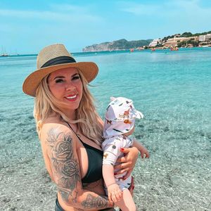 Jenny Frankhauser verbringt ersten Strandtag mit ihrem Baby