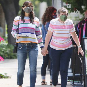 Jennifer Garner mit Mama Patricia im Partnerlook unterwegs