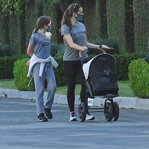 Verrückter Anblick: Jennifer Garner fährt Katze spazieren!