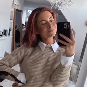Neuer Style? Jenny Lange überrascht mit rosafarbenen Haaren