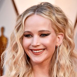 Neu-Mama Jennifer Lawrence zeigt flachen Bauch im Minikleid!