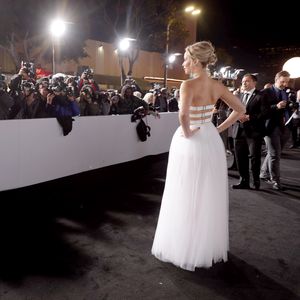 Nach Verlobungs-Gerüchten: JLaw übt im Brautkleid-Look!