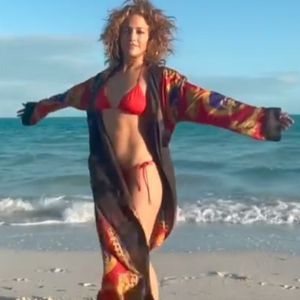 Sie tut es wieder: Jennifer Lopez zeigt ihren Luxus-Body