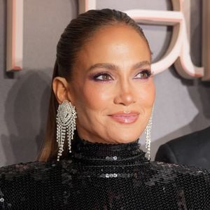 Wow: Jennifer Lopez bezirzt in Paris mit Mega-Dekolleté