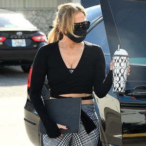 Hautenges Crop-Outfit: J.Lo macht sich supersexy auf ins Gym