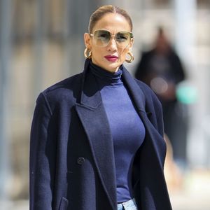 Marineblauer Look: So lässig ist J.Lo auf Wohnungssuche!