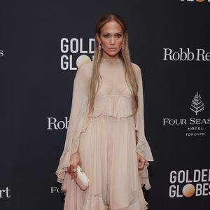 Durchsichtiges Kleid: So elegant posiert J.Lo auf Red Carpet