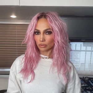Perücke oder gefärbt? Jennifer Lopez trägt Haare jetzt pink