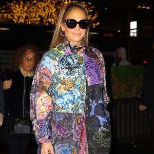 Mutiges Outfit: J.Lo im bunten Muster-Mix-Look unterwegs!