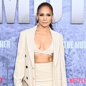 Jennifer Lopez begeistert in rotem Kleid bei Schulaufführung