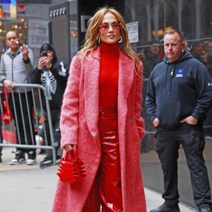 Top oder Flop? Jennifer Lopez trägt knallrotes Outfit in NYC