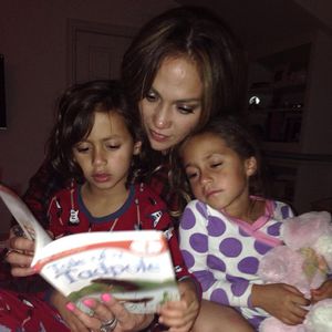 Mit Throwback-Pics: J.Lo vermisst es, Kids abends vorzulesen