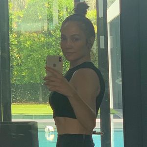 J.Lo postet Selfie: So attraktiv sieht sie mit 51 Jahren aus
