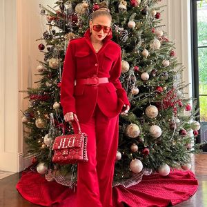 Rotes Outfit: Jennifer Lopez bereit für das Weihnachtsfest