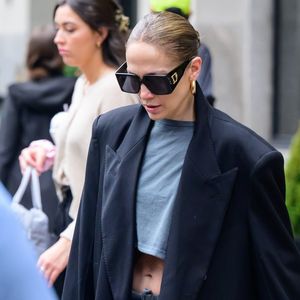 Jennifer Lopez zeigt ihre Bauchmuskeln in lässigem Outfit