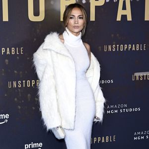 Jennifer Lopez begeistert in einem sexy Schneekönigin-Look