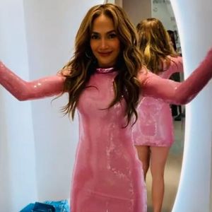 Barbie-Moment: Jennifer Lopez strahlt im pinken Minikleid