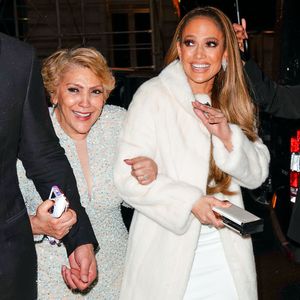 Jennifer Lopez holt bei Konzert ihre Mutter auf die Bühne