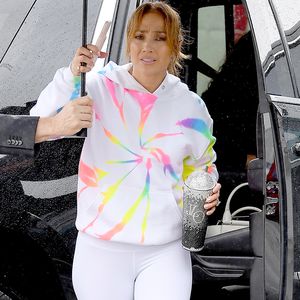 Im grellen Sport-Look: Verhagelt Regen J.Lo die Stimmung?