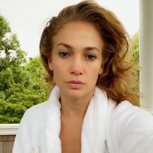 "Morgengesicht": J.Lo flasht Fans mit ungeschminktem Selfie