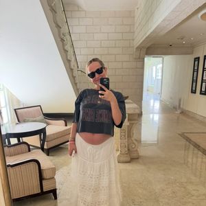 Jennifer Meyer (48) präsentiert stolz ihren Babybauch