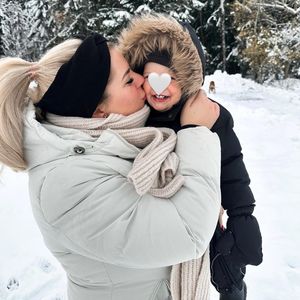 Winterlicher Schnappschuss: Jenny Frankhauser knutscht Sohn