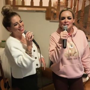 Seltener Schwestern-Moment: Katze und Jenny singen Duett!