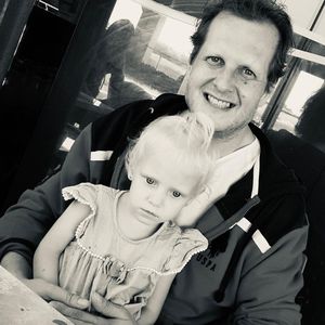Jenna schickt Papa Jens Büchner Vatertagsgrüße in den Himmel