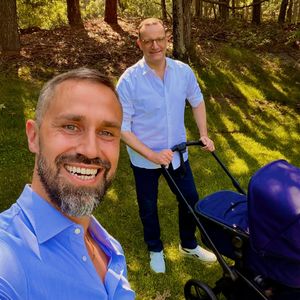 Ein Junge: Jens Spahn und Mann Daniel sind Eltern geworden