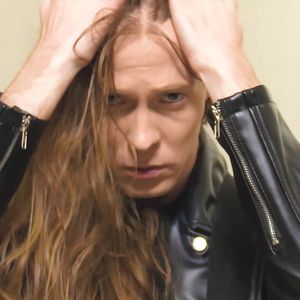 Sänger kriegt dank Fake-Fans Gigs und spielt vor leerem Saal
