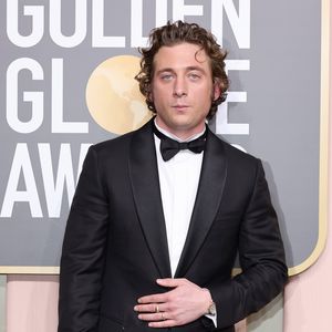Schweißgebadet: Jeremy Allen White genießt Jogging-Session!