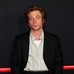 Hot! Jeremy Allen White zieht sich für Calvin Klein aus