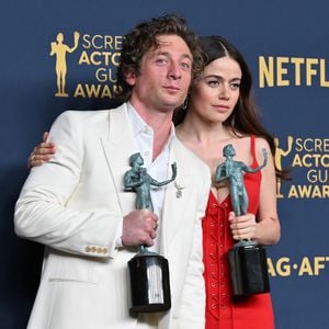 Getrennt von Rosalía? Jeremy Allen White knutscht Kollegin