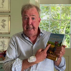 Jeremy Clarkson beunruhigt Fans mit bandagiertem Handgelenk