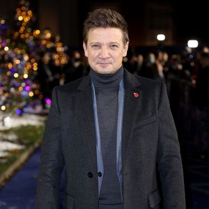 Fail: Jeremy Renners Auto bleibt bei Weihnachtsparade liegen