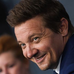 Endlich Sport: Jeremy Renner spielt nach Unfall wieder Golf